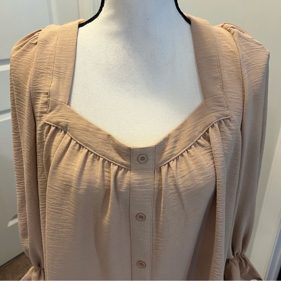 Beige blouse nwt size small. - Picture 3 of 7